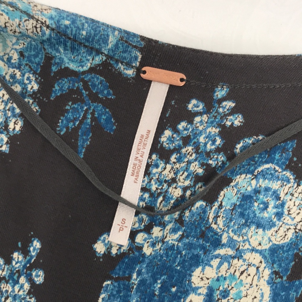 Free People | Deep V-neck, Speak Easy Floral Bell Sleeve Boho Blouse - Small - Picture 4 of 9